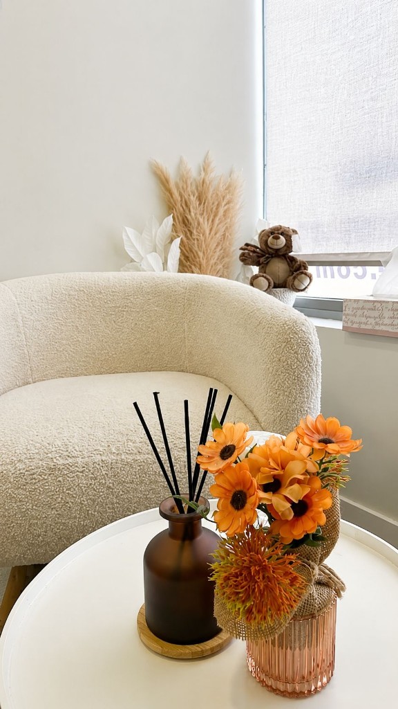 Butaca de terapia con flores y ambiente sereno